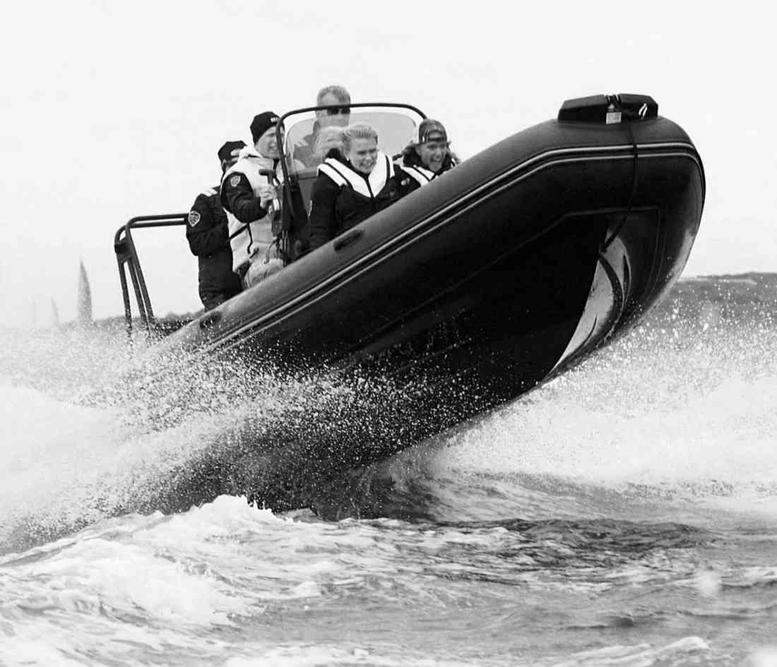 Über BRIG | rib-fahren-welle.jpg